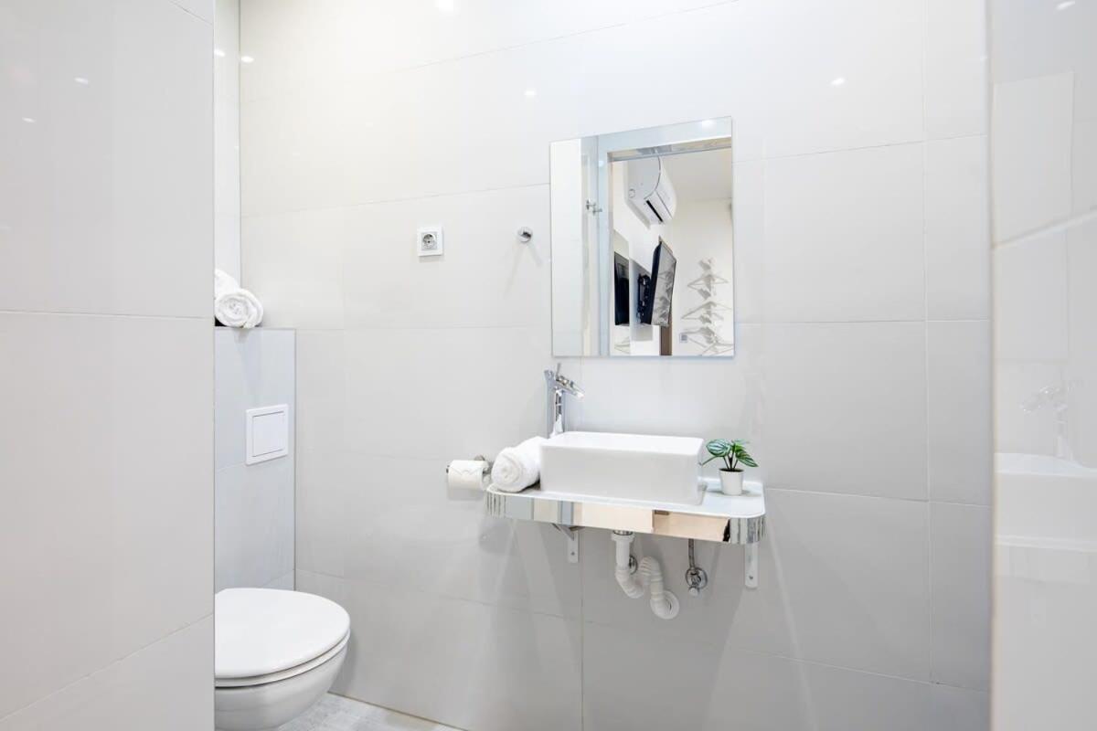 Central - New - Quiet Sleep Apartment Budapest Bagian luar foto